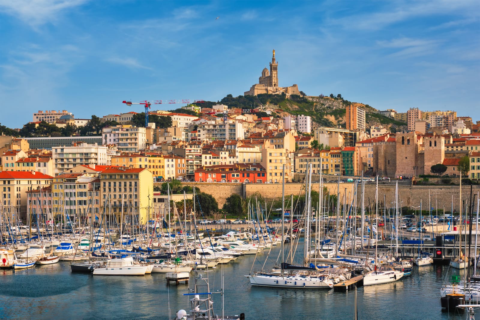 Le Vieux-Port et ses voiliers sous Notre-Dame-de-la-Garde