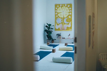 Studio Tribu • café cantine, yoga & soins, Marseille
